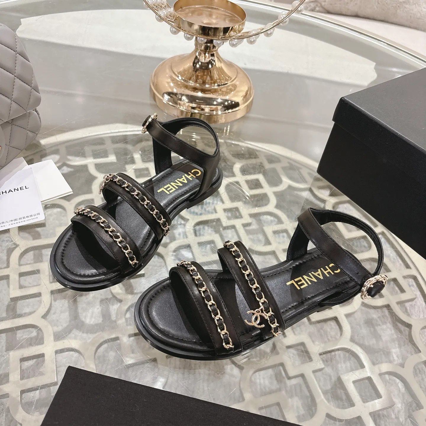 👟👟Ex-factory price 560👟👟Chanel Xiaoxiang 2025ss spring and summer latest catwalk fashion chain decoration top quality! Accurate to 1:1, light luxury without tiring the feet, the upper foot can be matched with spring and summer clothes at will, highlighting texture and taste, simple yet luxurious appearance, even if it is just a pair of sandals, it is definitely a must-have pair in the summer shoe cabinet. Upper: imported lambskin. Lining: imported sheepskin lining. Outsole: original customized outsole. Size: 35-40 (40.41.42 custom-made, non-returnable)